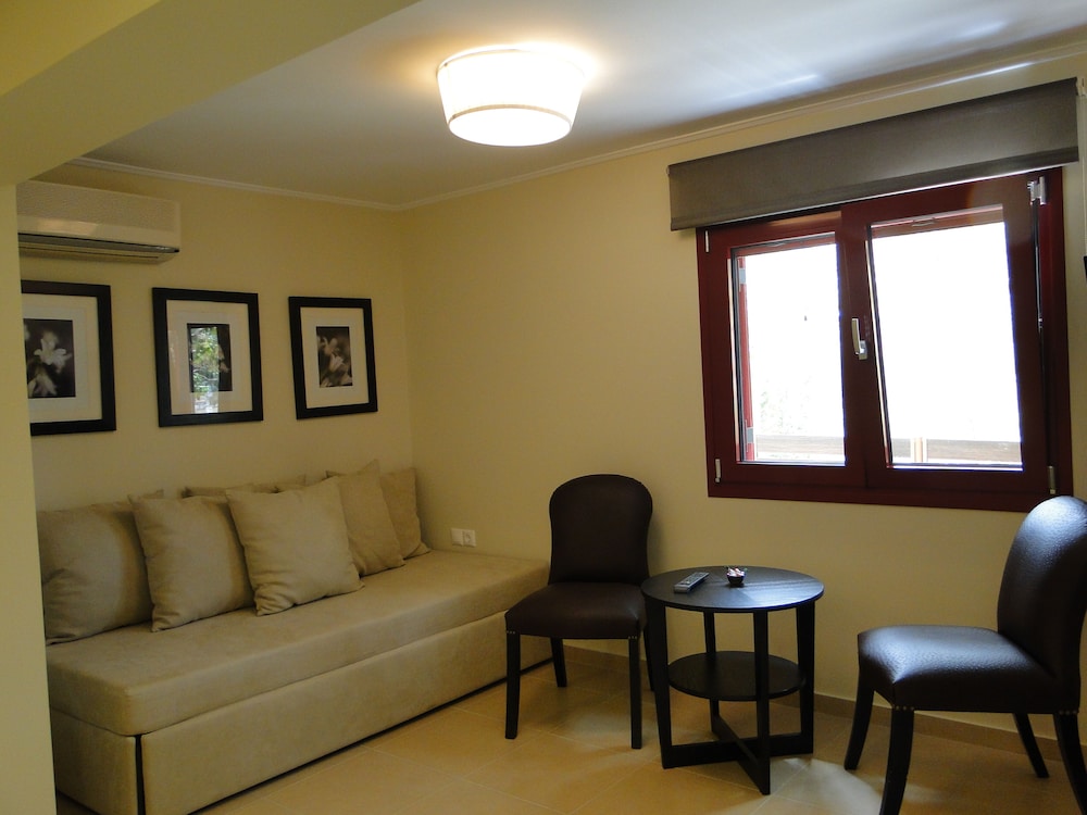 Family Room, Garden View photo 3