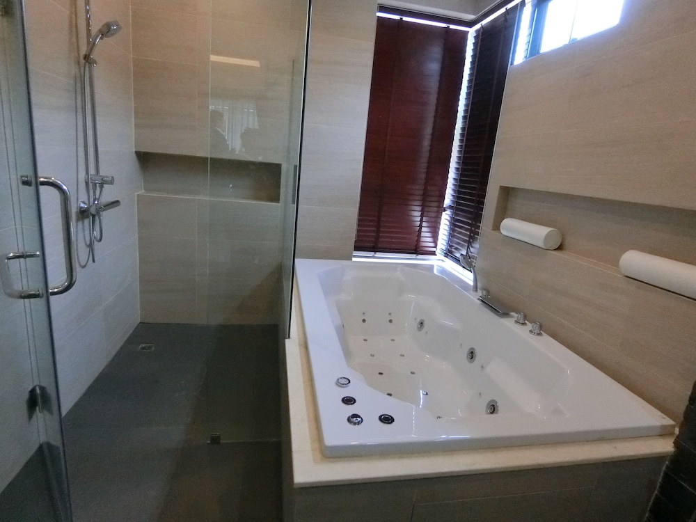 Premium Quadruple Room With Jacuzzi photo 3