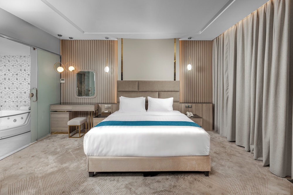 Honeymoon Studio Suite, 1 King Bed, Private Bathroom