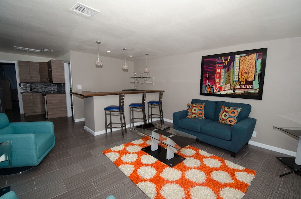 Exclusive Suite, 1 King Bed, Patio, Poolside - Photo 3