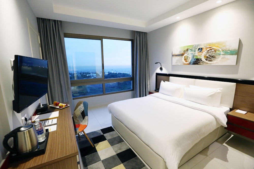 Deluxe Room, 1 Queen Bed, Kitchenette, Partial Sea View photo 1