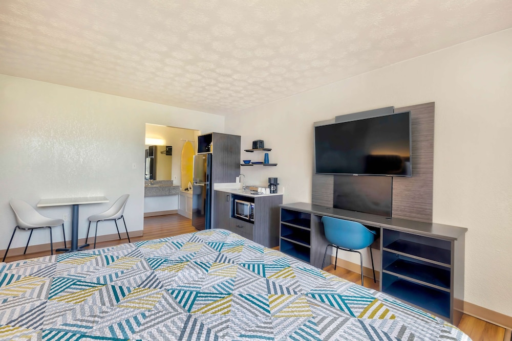 Standard Suite, 1 King Bed, Non Smoking, Kitchen - Photo 1