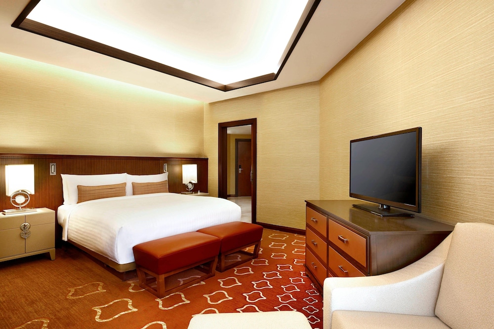 Executive Suite, 1 Bedroom, Smoking (View) photo 3