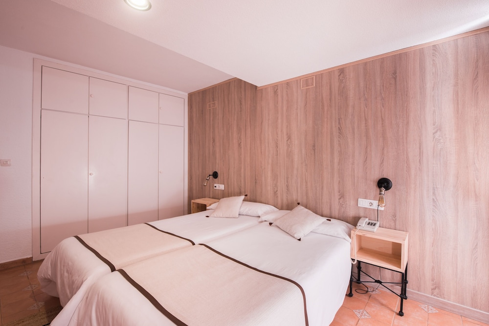Twin Room (2 adults and 1 child) photo 2