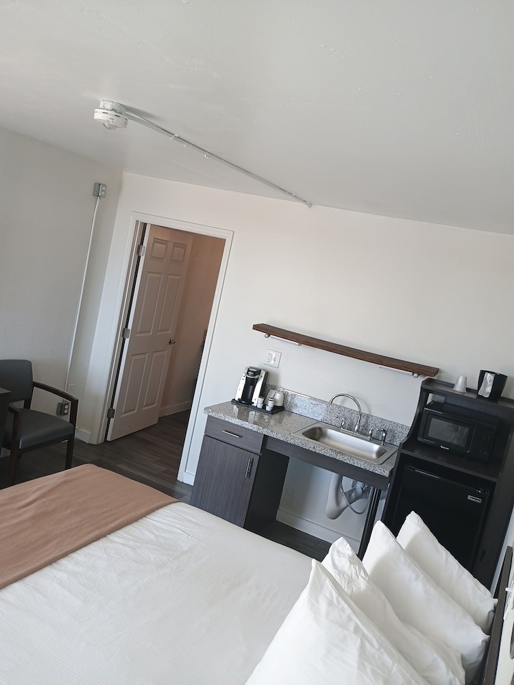 Queen Room Diasability Access - Photo 1