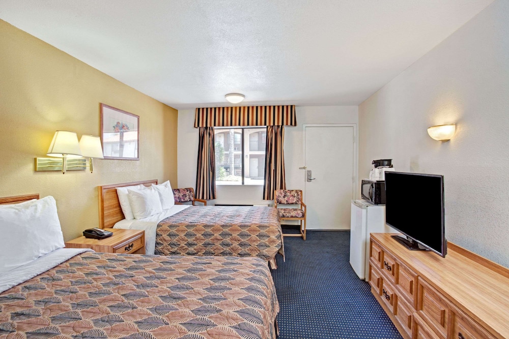Room, 2 Queen Beds, Non Smoking, Poolside - Photo 2