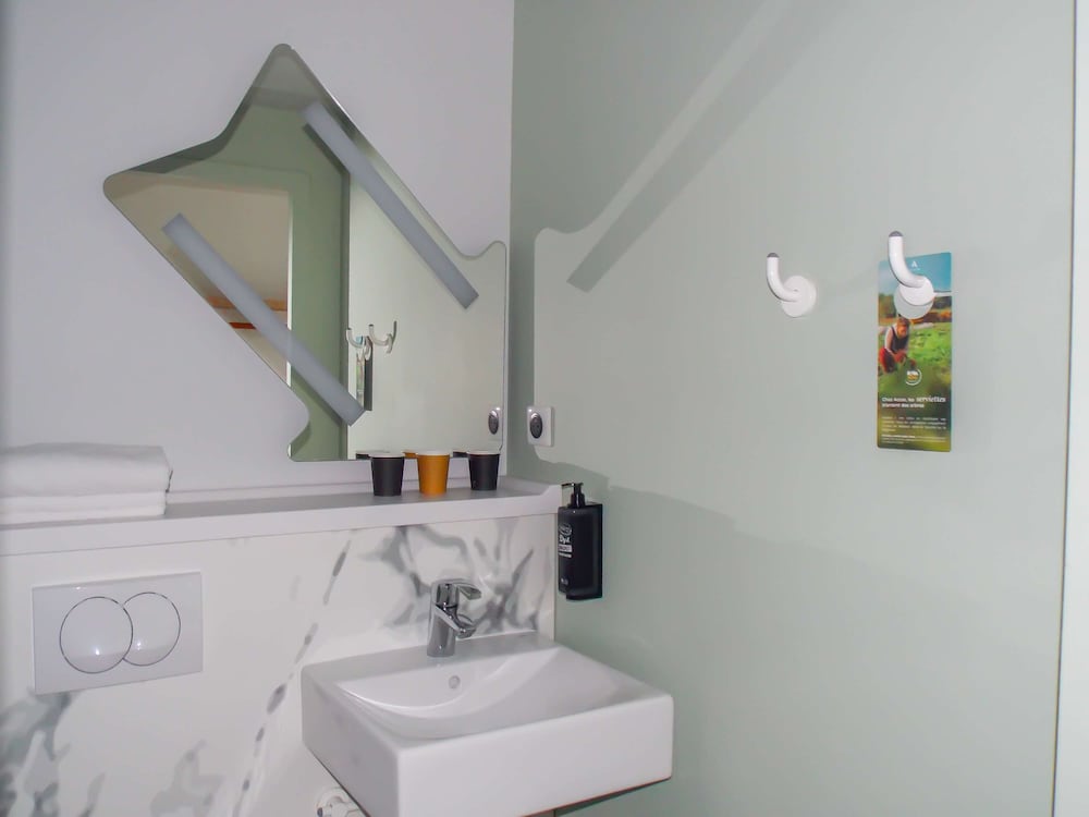 Standard Room, Multiple Beds - Photo 4