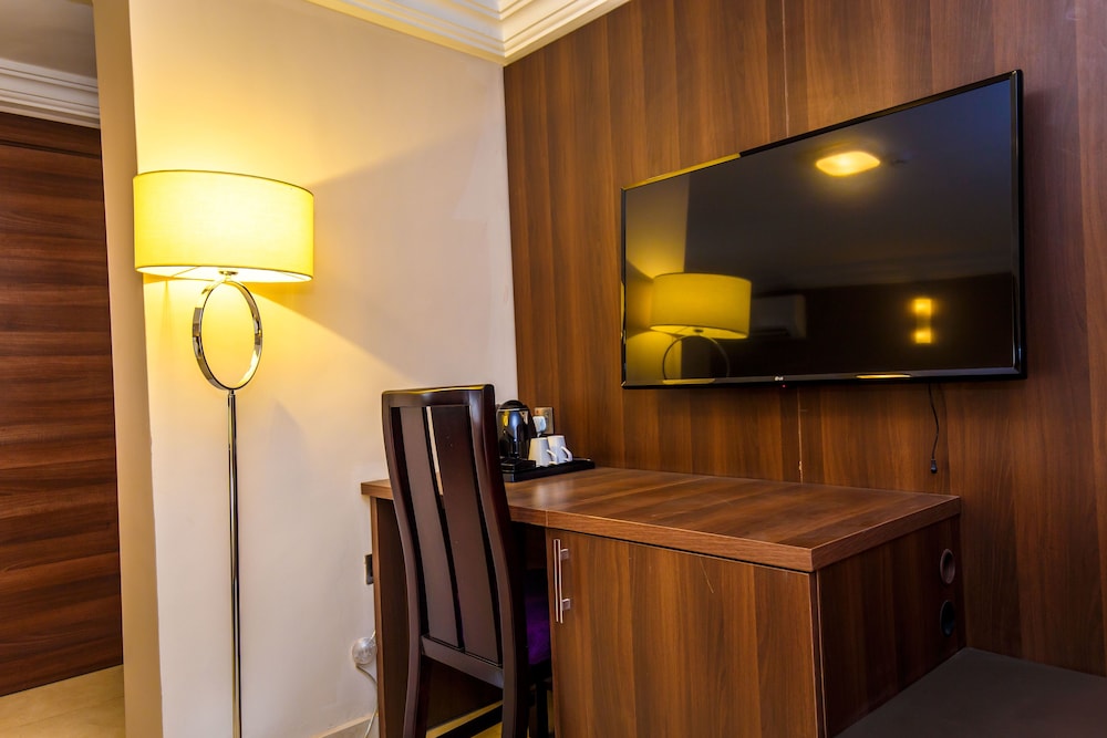 Standard Room, 1 King Bed photo 3