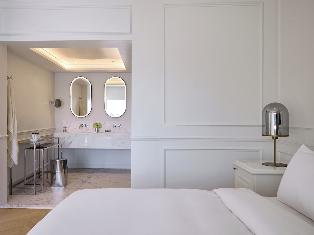 Deluxe Suite Sea View - Photo 2