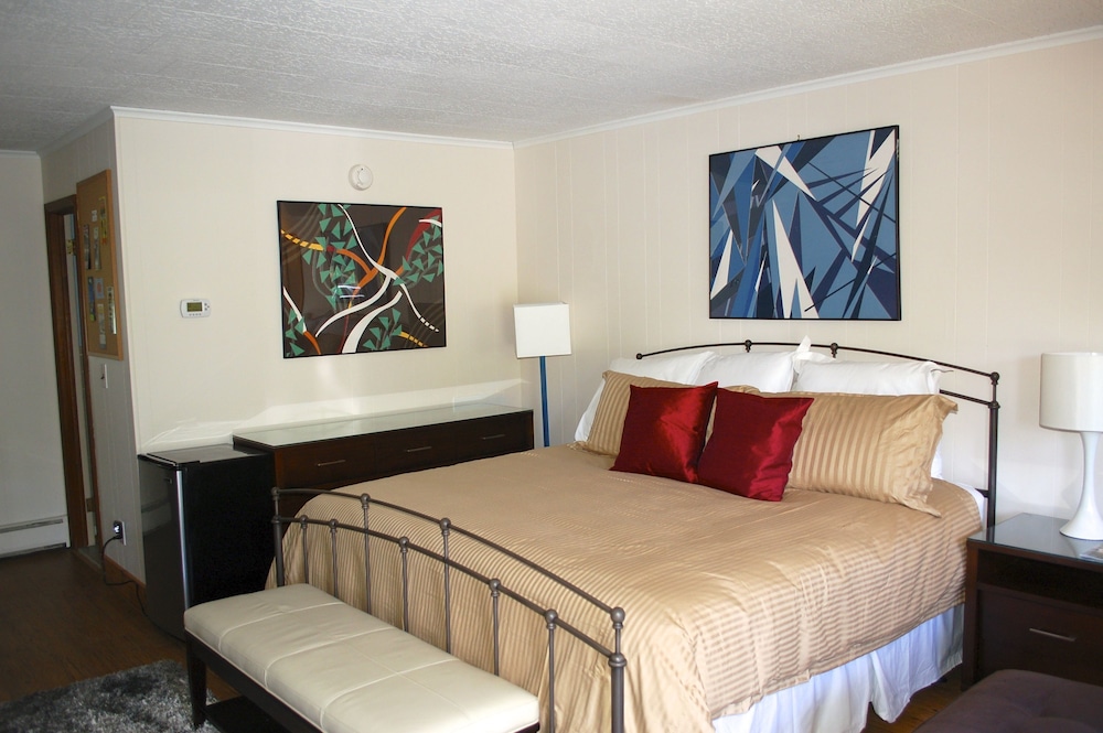 Comfort Room with 1 King Bed and 1 Bunk Bed photo 3