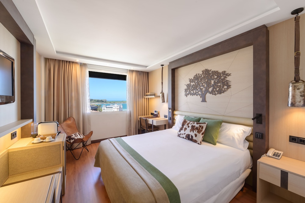 Deluxe Double Room Single Use, Sea View photo 3