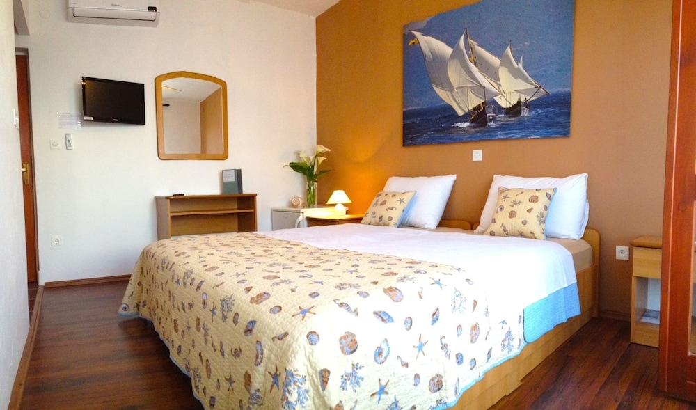 Double Room (5)