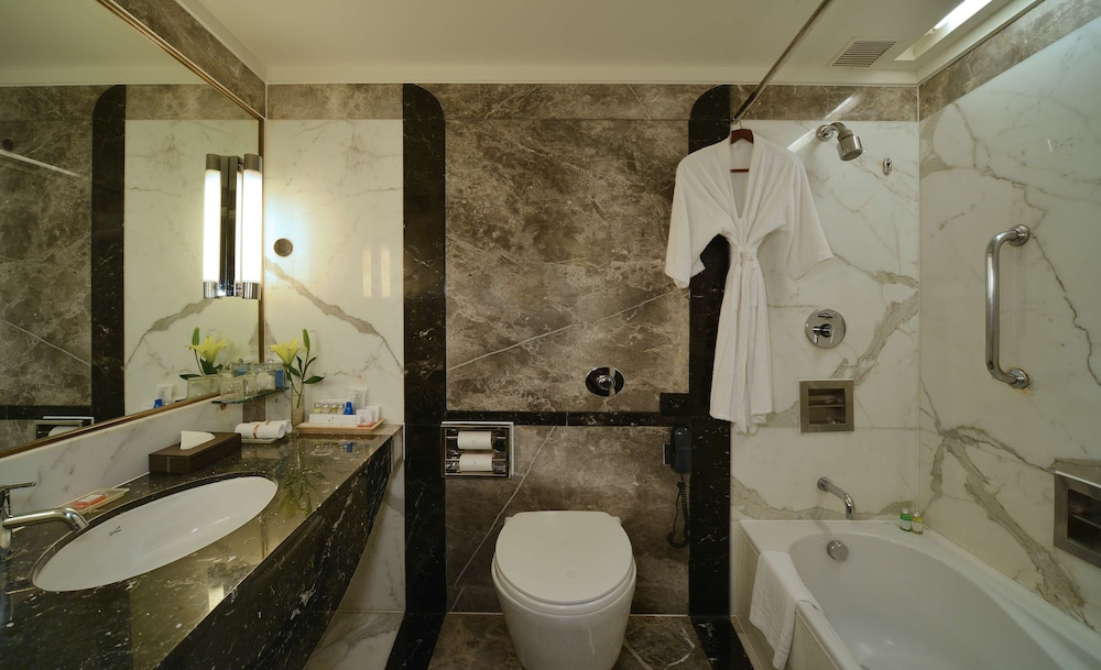Executive Suite, 2 Twin Beds - Photo 6