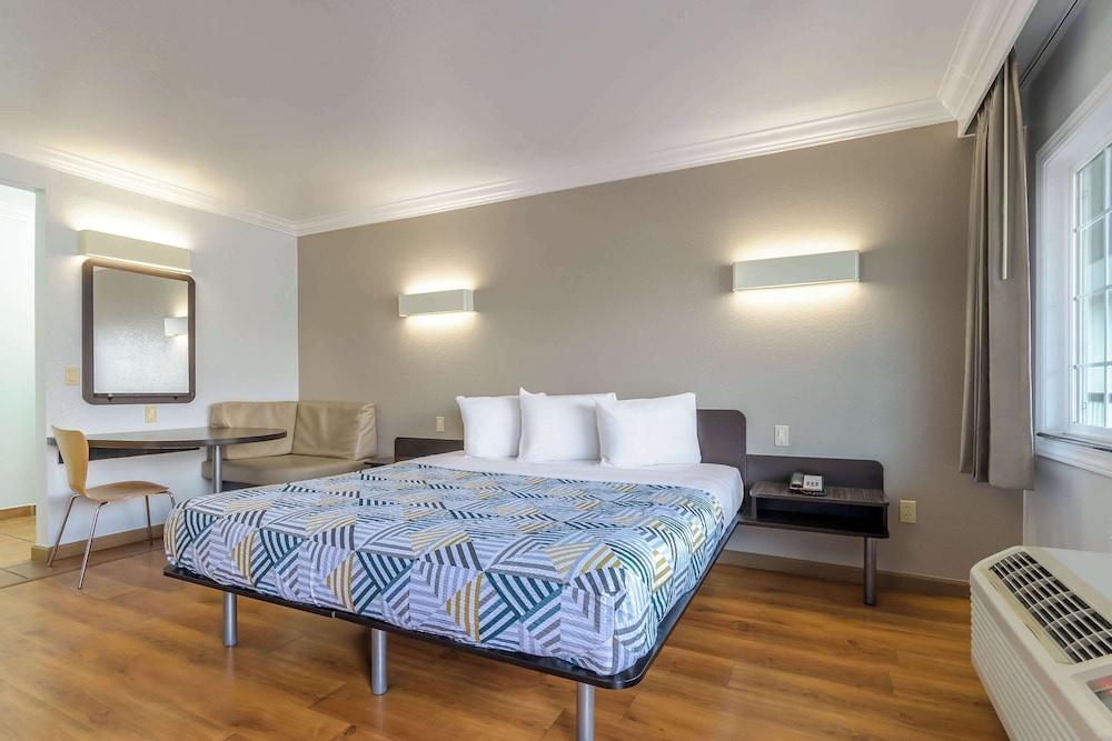 Standard Room, 1 King Bed, Non Smoking, Refrigerator & Microwave photo 1