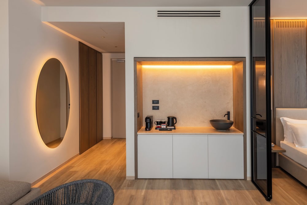 Suite, Hot Tub - Photo 6