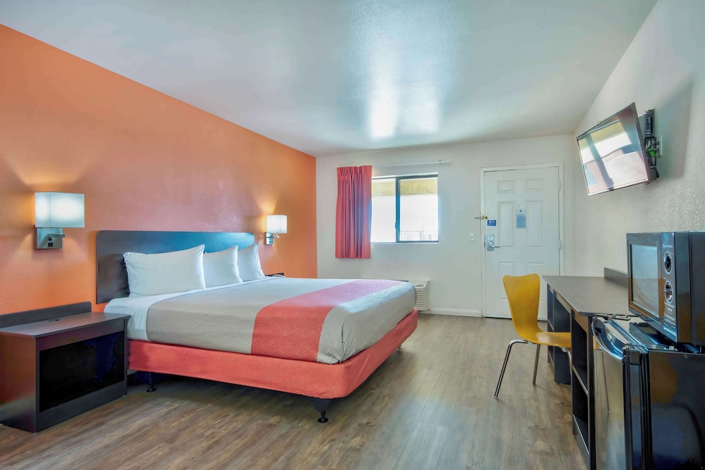 Standard Room, 1 King Bed, Non Smoking - Photo 7