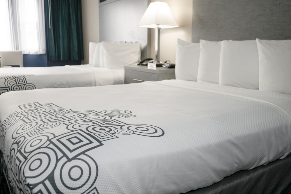 2 Queens Deluxe Suite with Queen Sofa Bed, Ocean View photo 2