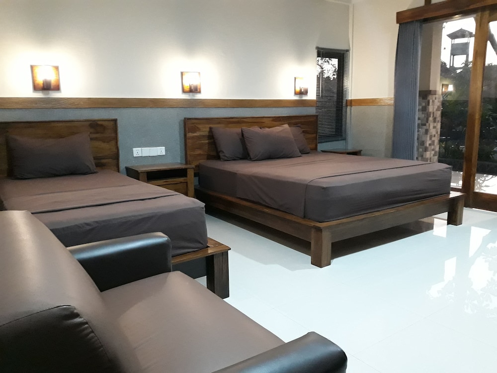 Deluxe Triple Room, Bathtub, Poolside photo 1