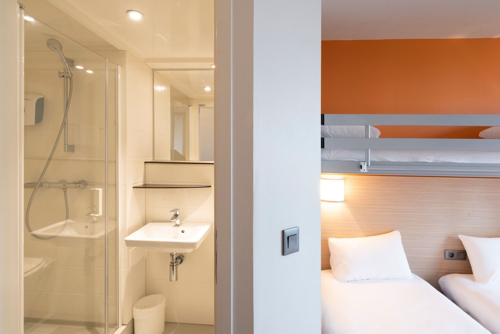 Standard Room, 3 Twin Beds photo 3