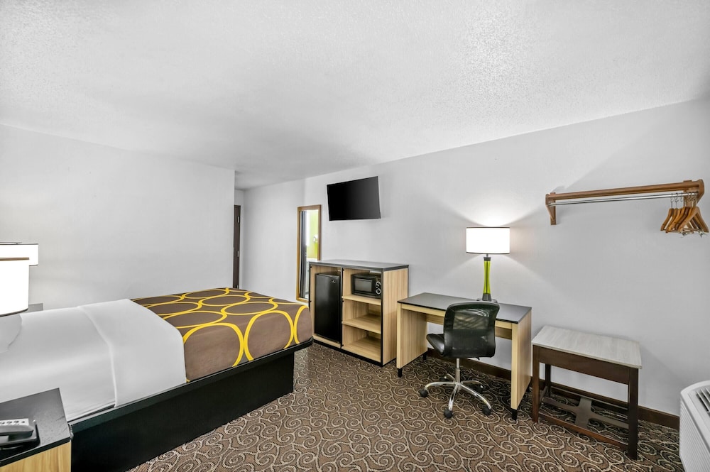 Room, 1 Queen Bed, Smoking - Photo 2