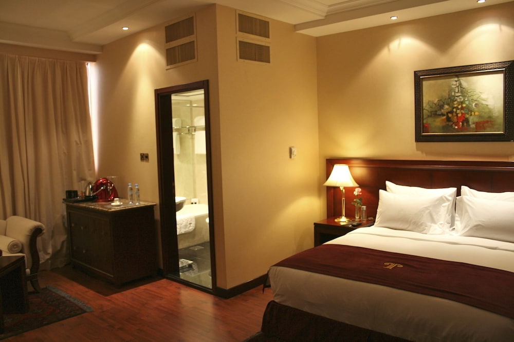 Deluxe Double Room, 1 King Bed photo 2