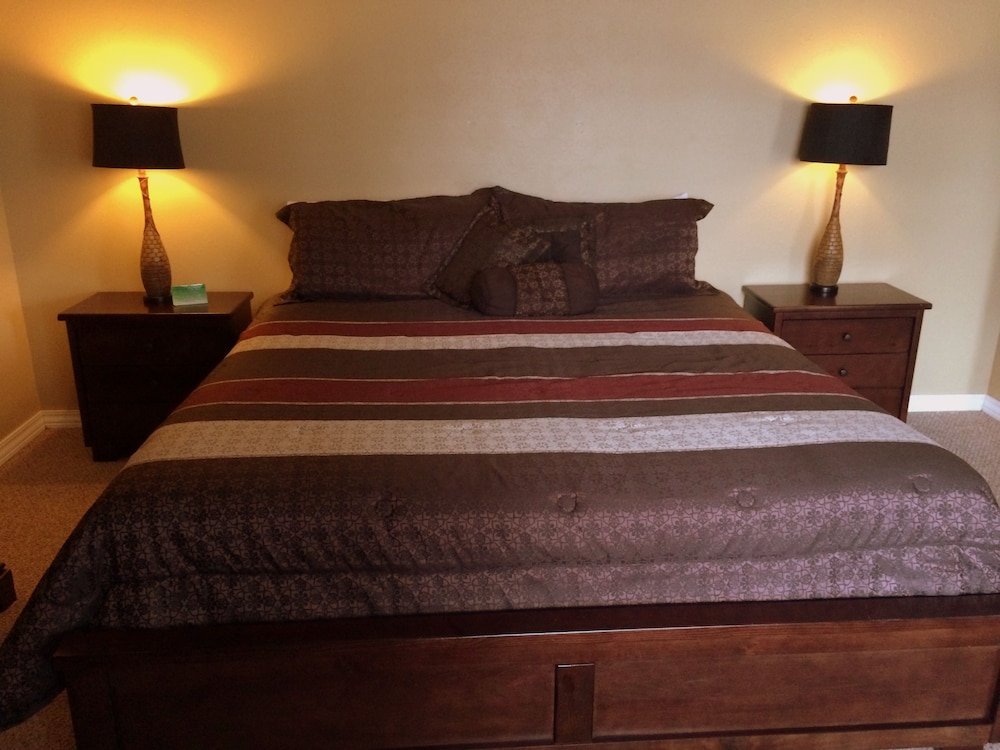 Standard Room, 1 King Bed, Balcony, Mountainside photo 3
