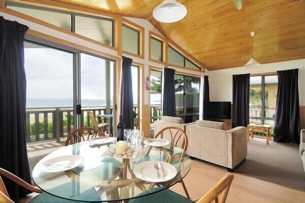 Beachside Spa Cabin (Sleeps 4) photo 3