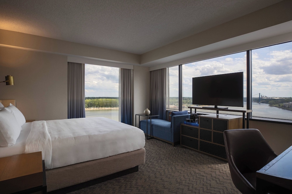 Room, 1 King Bed, Smoking, River View (Corner) photo 1