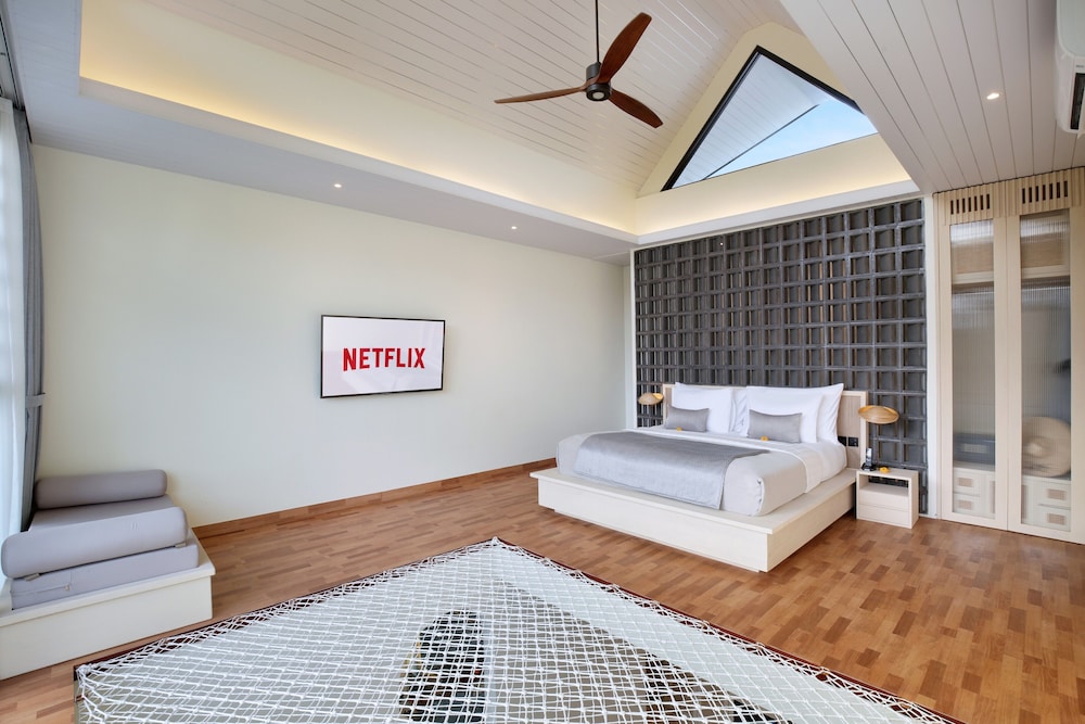 Smart Loft One Bedroom Villa with Private Pool & Jacuzzi - Photo 2
