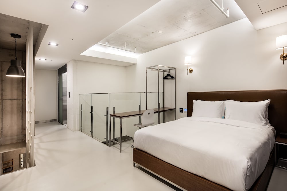 Suite - Photo 12