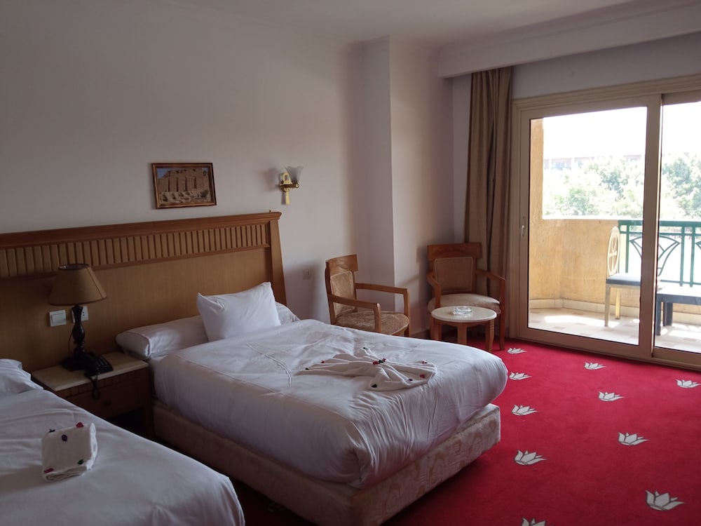 Classic Triple Room thumbnail 6