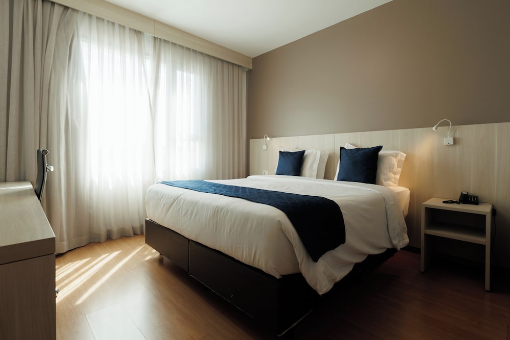 Deluxe Double Room thumbnail 5