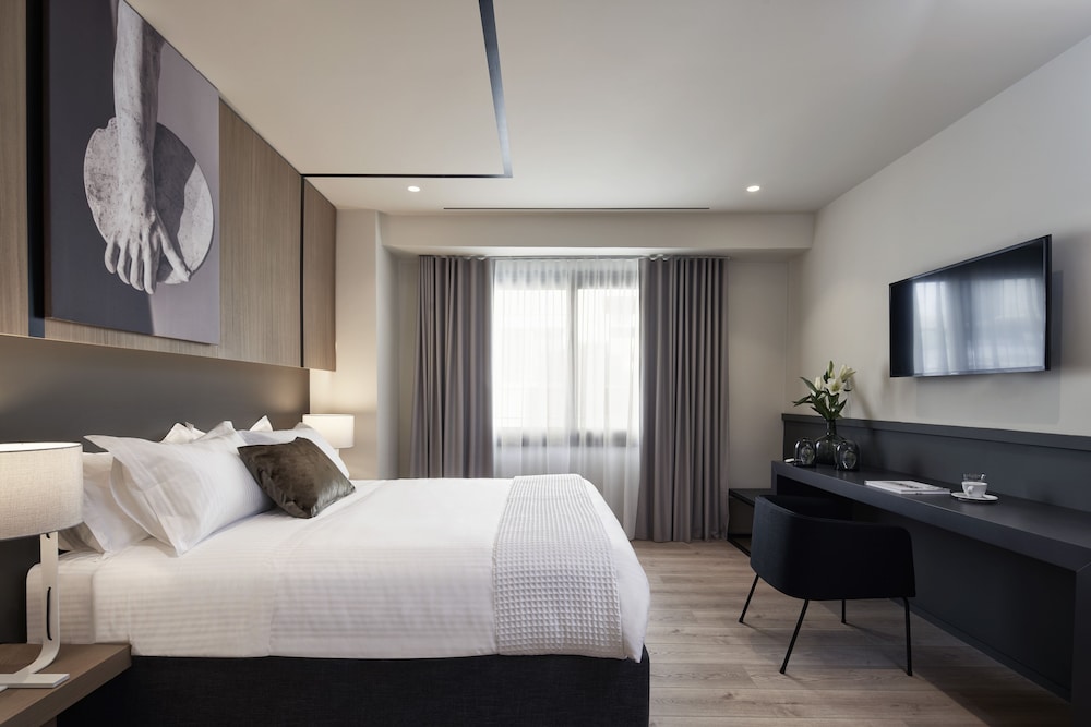Superior Triple Room, City View photo 1