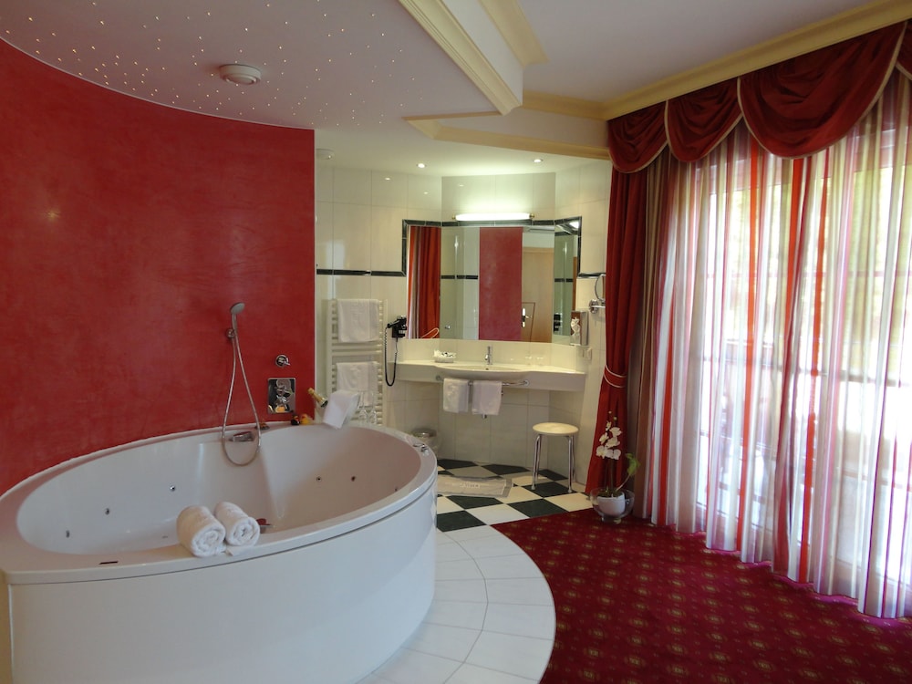 Honeymoon Suite, Fireplace photo 3