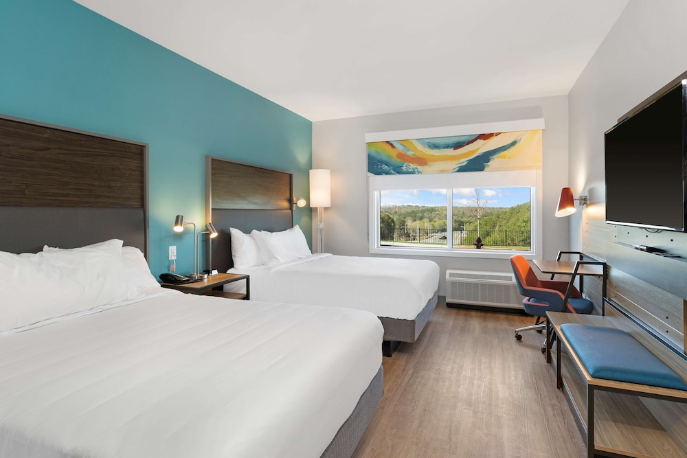 Room, 2 Queen Beds - Photo 6