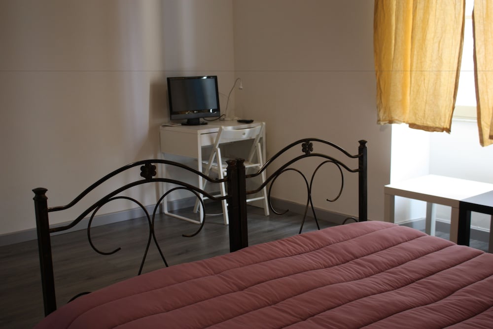Basic Triple Room, 1 Bedroom, Private Bathroom photo 3