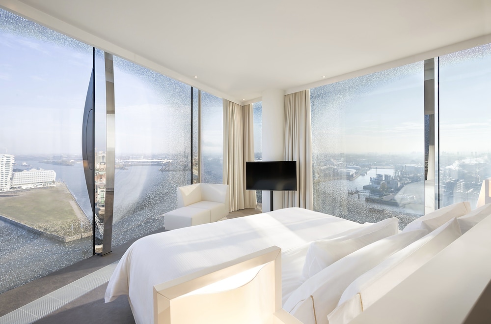 Suite, 1 King Bed, City View