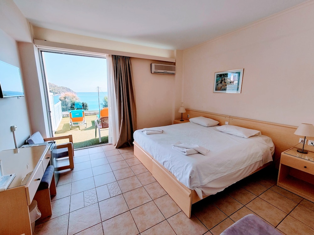 Classic Double or Twin Room, Sea View (with Private Garden) - Photo 1