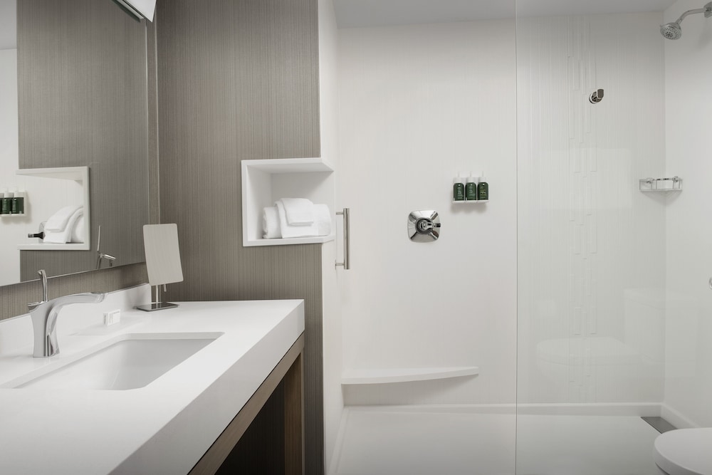 Studio, Multiple Beds (Mobility Accessible, Tub) photo 3