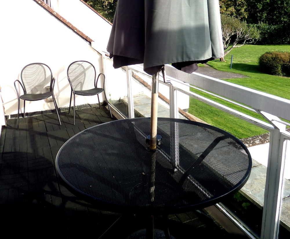 Classic Two Bedroom Apartment with Balcony or Patio photo 2