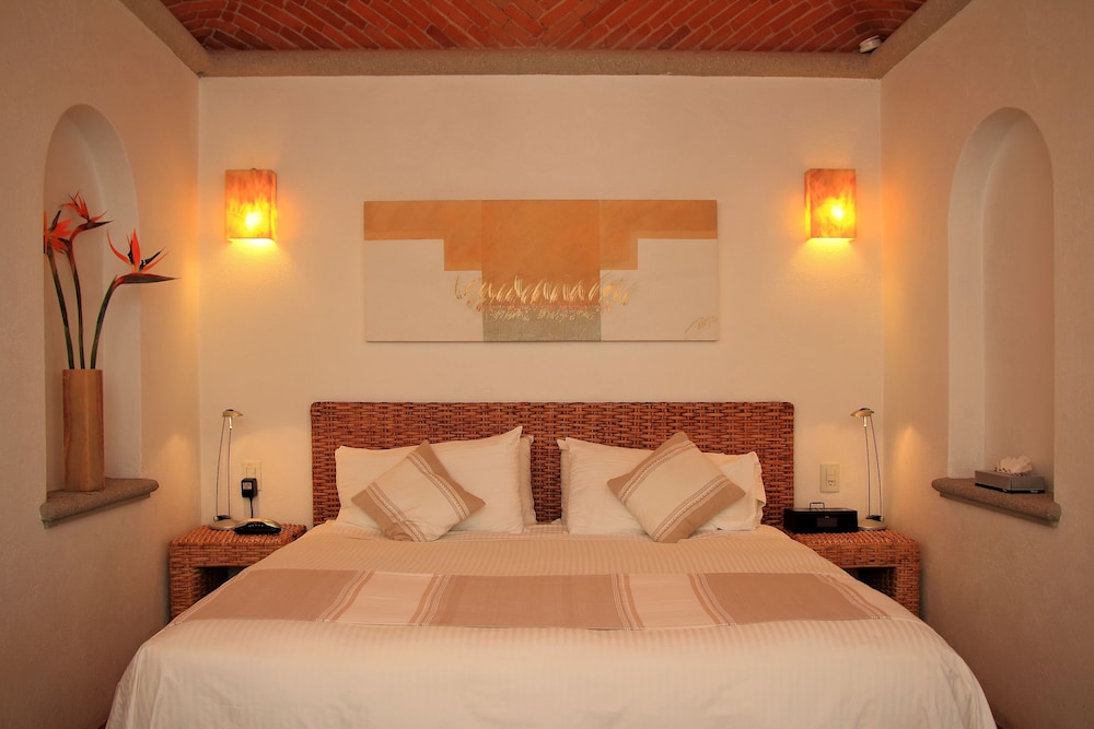 Romantic Suite with a Bathtub - Photo 3