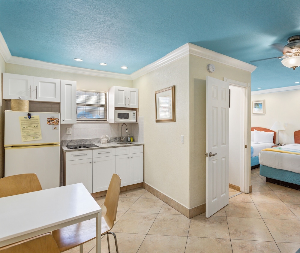 Deluxe Efficiency Suite: 2 Double Beds