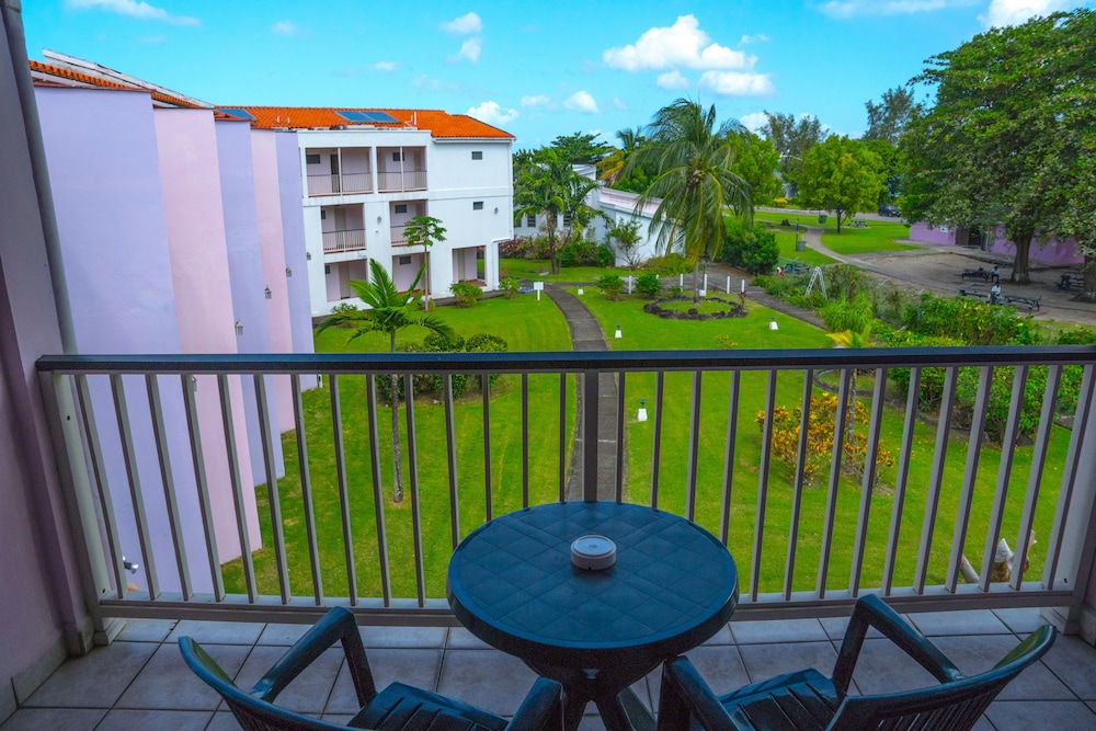 Standard Room, 1 King Bed, Garden View