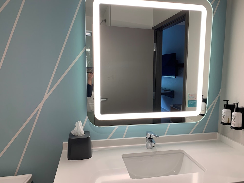 Standard Room, 2 Queen Beds, Accessible Bathtub (Communications) - Photo 10