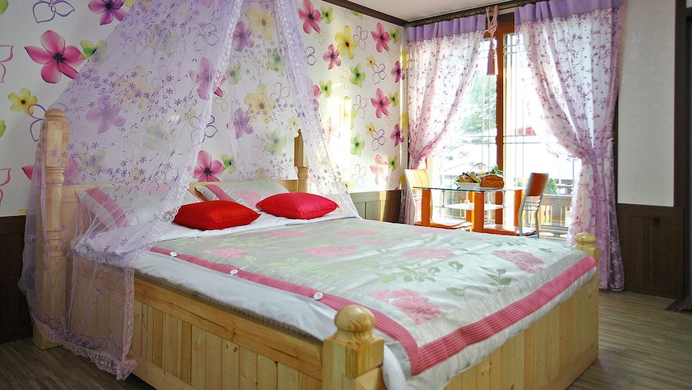 Studio (Flora) photo 2