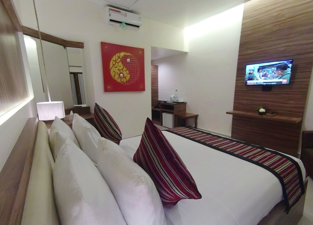 Deluxe Studio, 1 King Bed photo 1