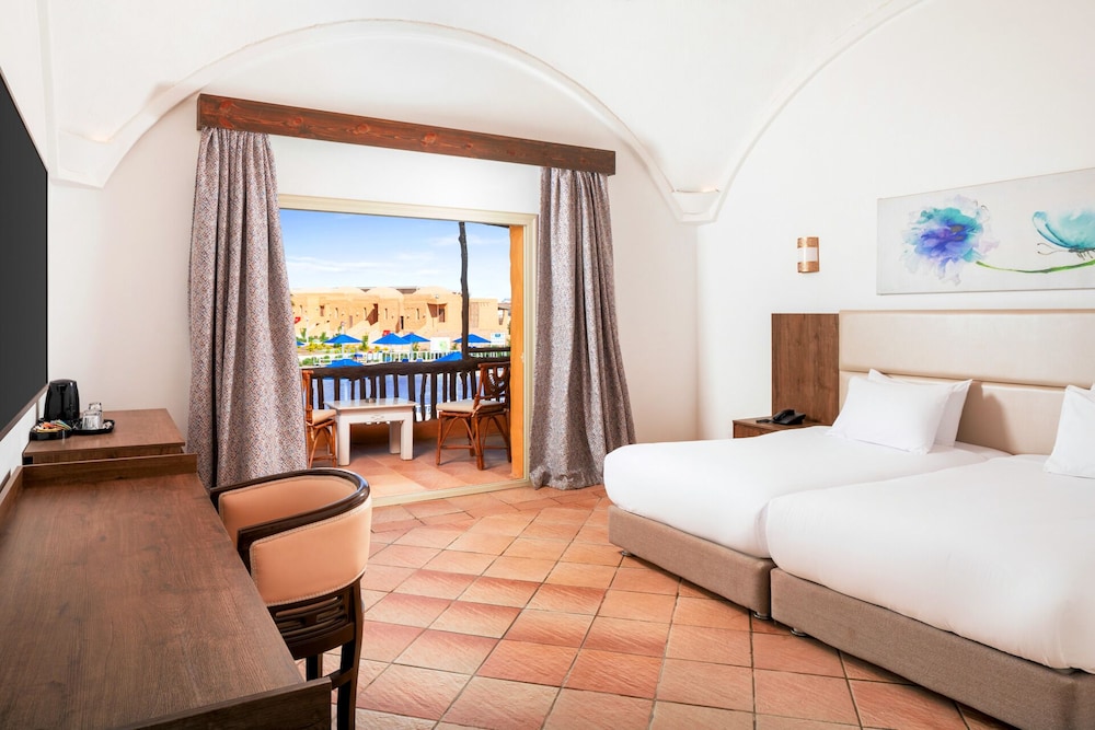 Superior Double or Twin Room, Pool View - Photo 1