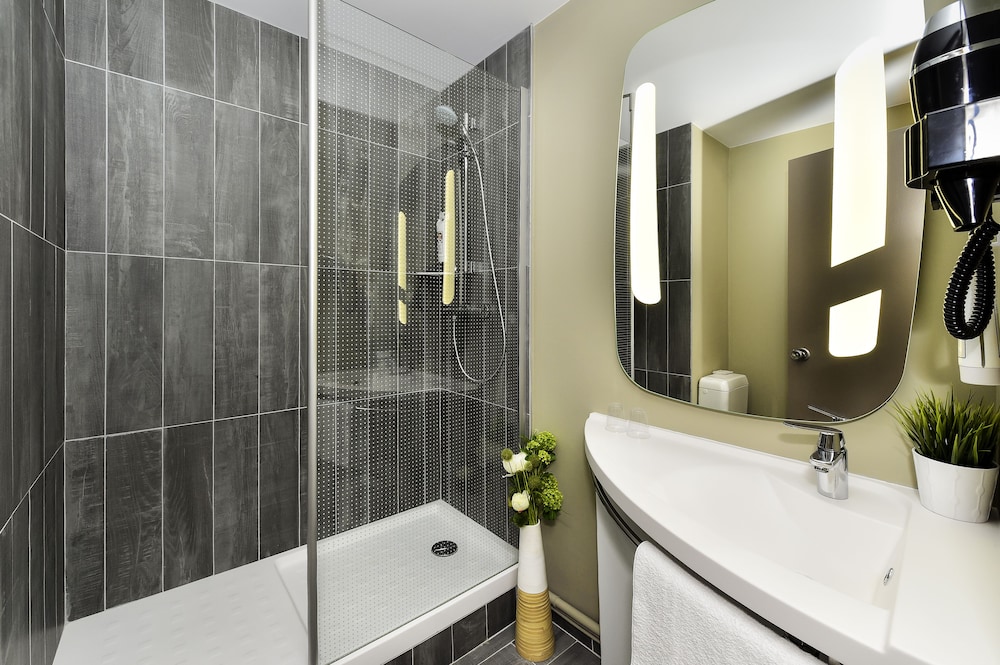 Standard Triple Room, Multiple Beds - Photo 7