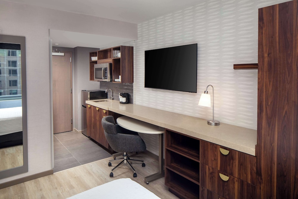 Studio Suite, 1 Queen Bed (Roll-In Shower, Landmark View)