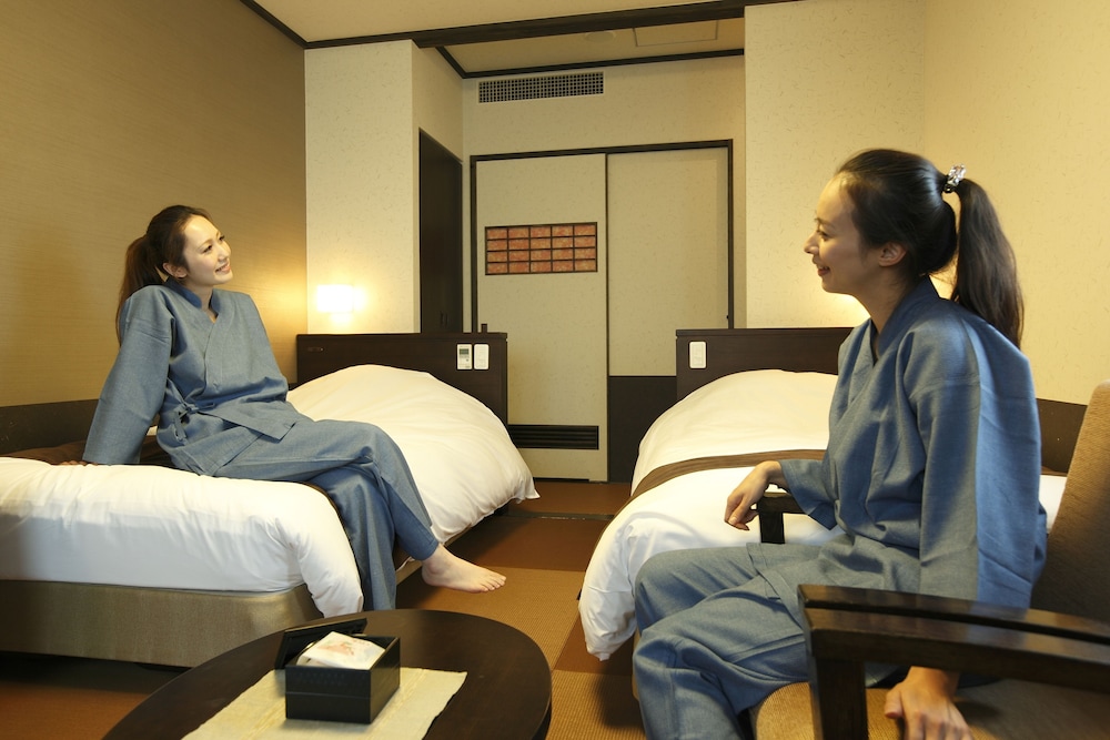 Japanese Style Twin Room (2 Beds or 2 Bed or 2 mattresses) - Photo 7